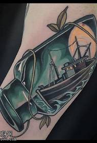 Modello di tatuaggio di vela in braccia ad acquerellu di bracciu