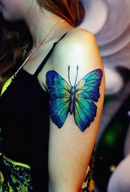 dona braç moda bella tatuatge de papallona de moda