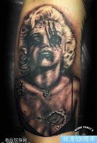 Tionndadh Zombie de phàtran tatù Marilyn Monroe