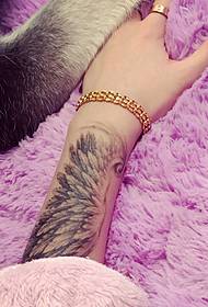 tatuazhi i plotë totem në krahun e vajzës është shumë i bukur