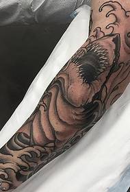 ranką ant ryklio ryklio tatuiruotės modelio