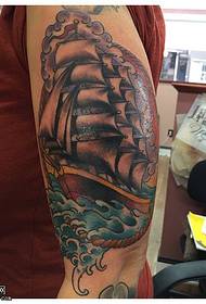 bracciu dipinte di mudellu di tatuaggi di vela