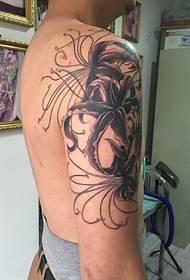 tatuagens clássicas da flor da tinta do braço da forma clássica