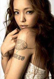 foto de tatuaje de brazo de estrella Amuro Namie