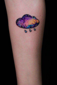 un patró de tatuatge de núvols de color negre oníric