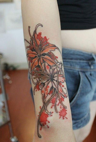 наоружајте прелепу прелепу тетоважу с цвећем