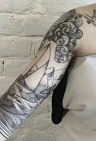 Класичен мода на разни тетоважи со рака