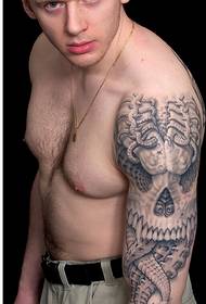 Strane muške ličnosti alternativna tetovaža velike ruke