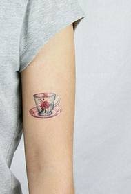 свеж и сладък малък чаена чаша на ръката Татуировка