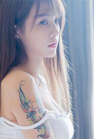 Szexi szépség show tetoválás divat kar