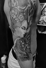 en totemtatuering med en vacker kvinna på armen
