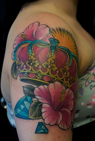 Patron de tatouage de couronne de couleur belle femme bras