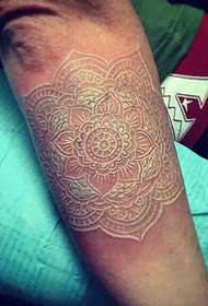 una serie di tatuaggi invisibili sul braccio molto segreto