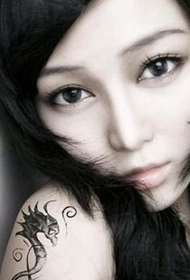 Modellu di tatuaggi di hipocampu ragazza