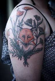 fox tattoo sa bulaklak sa babaeng braso
