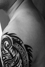 klasična osebnostna tetovaža za roko totem