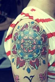 lengan kecantikan tato totem bunga