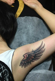 少女の次の翼のタトゥーパターン