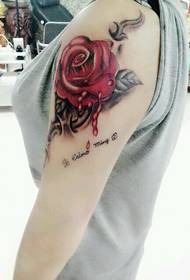 pen skjønnhetsarm bloddråp rose tatovering