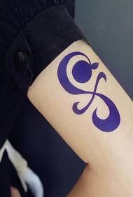 Il tatuaggio di One Piece Nami sul braccio