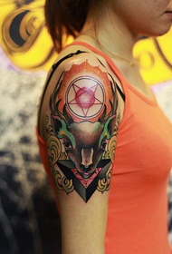 альтэрнатыўная марачная татуіроўка на галаве галавы аленя 18440 - узрушаючая колер рука татуіроўкі