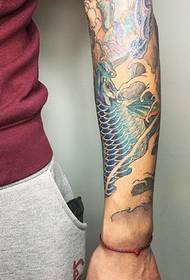 un tatuatu di squidiu mustratu per l'omi di successu