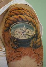 реалистична татуировка на компас за юзди върху голямата ръка