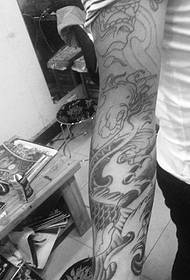 ແຂນກ່ຽວກັບ tattoo squid ສີດໍາແລະສີຂາວຄລາສສິກ