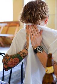 Европейски красив човек Стилен татуировка на череп и цветя