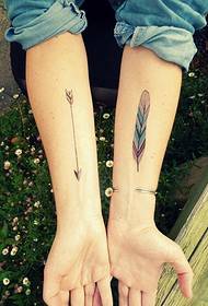 djevojka na rukama jednostavna tetovaža sa strelicom