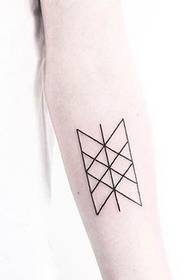 Маленькая татуировка с геометрией свежей руки