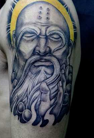 Fahai tatuazh në krahun mashkull