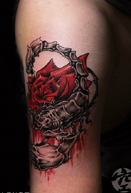 Schorpioen rond het prachtige roos-tatoeagepatroon