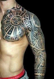 Un demi-totem de tatouage au bras