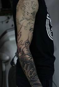 egy fiatal fél kar totem tetoválás