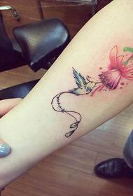 arm bare vakker kolibri og blomster tatovering