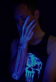 超炫的手臂骨骼荧光纹身