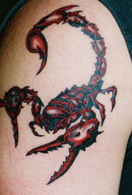 moda przystojny tatuaż skorpiona