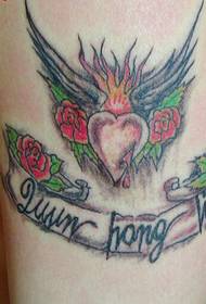 sayap cinta yang indah di lengan dan tato bunga