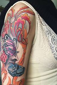 όμορφο πορτρέτο ομορφιάς και πεταλούδα συνδυασμένο τατουάζ βραχίονα