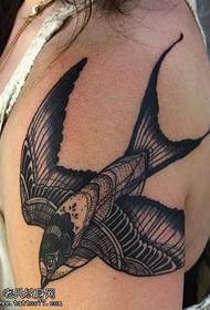 mkono wakuda ndi yoyera kumeza tattoo pateni