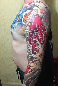 健壮男士手臂彩色大鲤鱼纹身