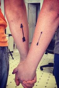 fericit și cald braț mic tatuaj cuplu proaspăt