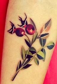 Lányok karjait a cseresznye tetoválás mintával