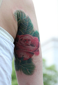 逼真立体的红玫瑰纹身图案