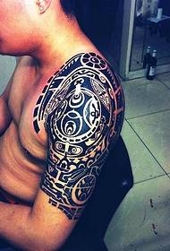 tatuazh i madh i bukur i bukur dhe i plotë total @ Tatuazh i muskujve me të zezë dhe të bardhë është i dukshëm