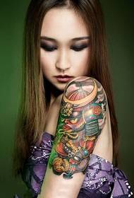 asmeninė mergina, dominuojanti japonų samurajaus rankos tatuiruotėje