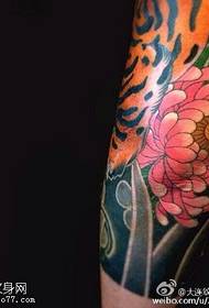 Patrón de tatuaje de flor floreciente delicado clásico tradicional