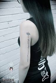 Beau modèle de tatouage de chrysanthème anglais