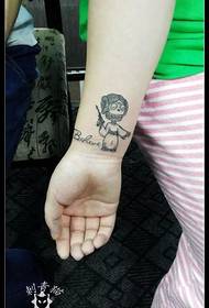 Simpatico tatuaggio piccolo uomo sul braccio